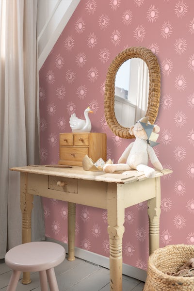 Zimmer mit Tisch, Spiegel und Tapete mit Sonnenmuster