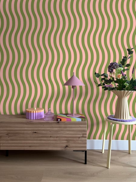 Dekorative Tapete mit Wellenmuster in einem Wohnzimmer, kombiniert mit einer Kommode und einem Beistelltisch