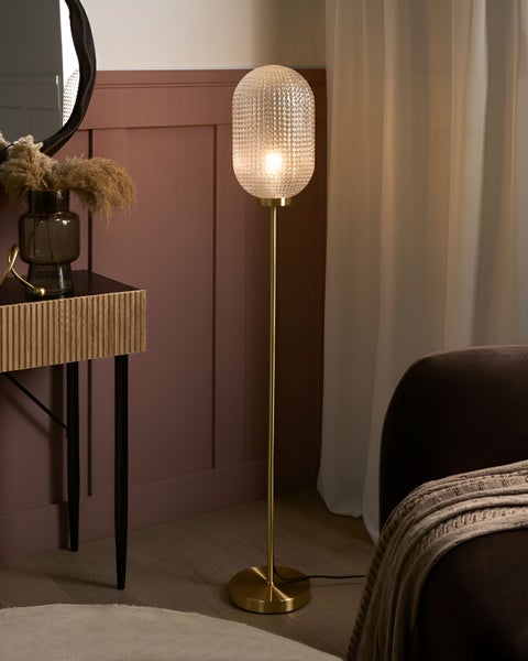 Dekorative Stehlampe mit gemusterter Glasstruktur in einem stilvollen Wohnzimmer