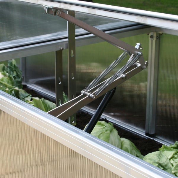 Automatischer Fensteröffner aus Metall mit Federn für ein Frühbeet.