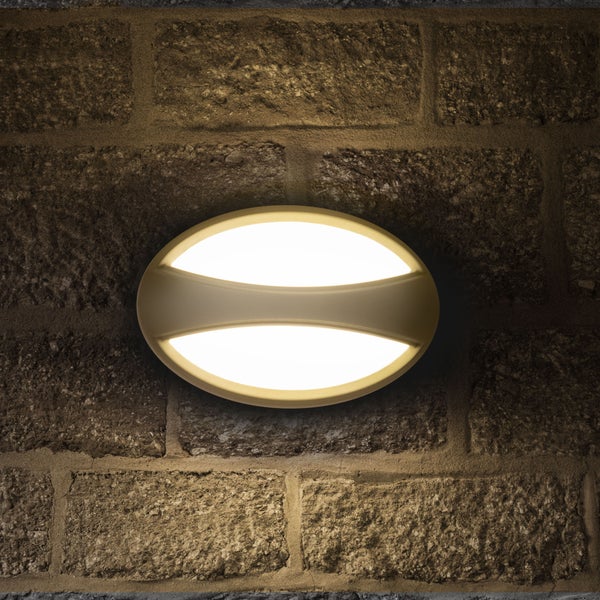 Ovale Wandleuchte an Steinwand