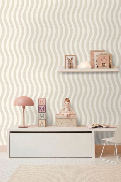 Tapete mit vertikalen Wellenstreifen in einem hellen, organisierten Kinderzimmer mit weißen Möbeln.