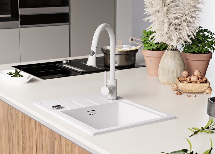 Küchenszene mit Spüle, Armatur und dekorativen Elementen auf einer Arbeitsplatte