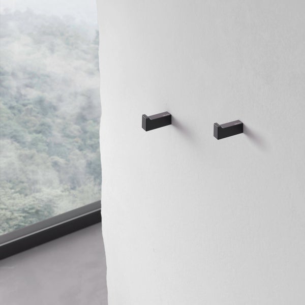 Zwei quadratische Keuco Handtuchhaken an einer Wand montiert mit moderner Optik