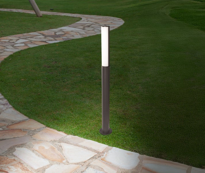 Beleuchteter Gartenweg mit moderner Wegeleuchte.