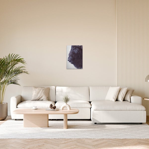 Wohnzimmer mit Sofa, Couchtisch und Wandbild eines Bisons