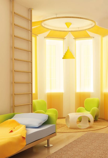 Helles Zimmer mit Bett, Sprossenwand, Sesseln und gelber Hängeleuchte