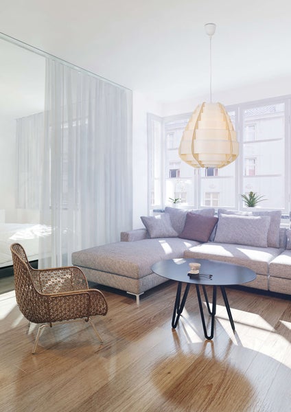Helles Wohnzimmer mit Sofa, Sessel, Tisch und Pendelleuchte