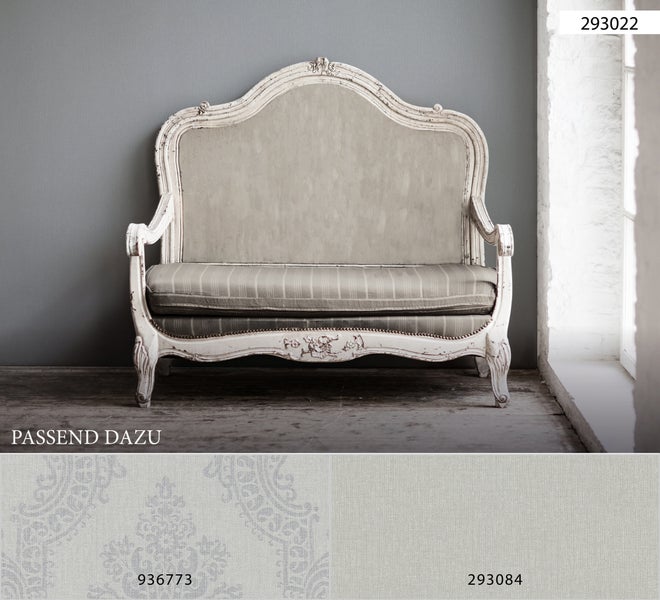 Wandgestaltung mit Regalen, Dekorationen und Pendelleuchte