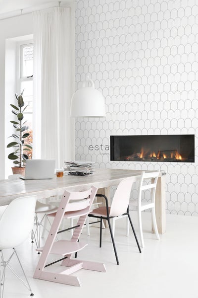 Heller Essbereich mit Holztisch, Stühlen und Kamin