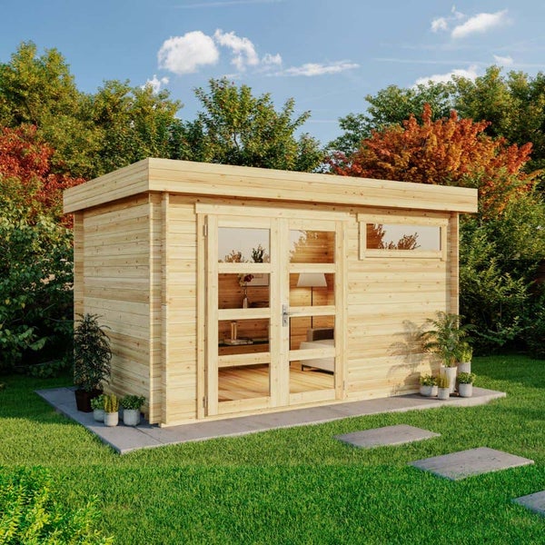 Modernes Gartenhaus aus hellem Holz mit Flachdach, Doppelflügeltür mit Glaseinsätzen und einem Fenster, auf einer Rasenfläche stehend.