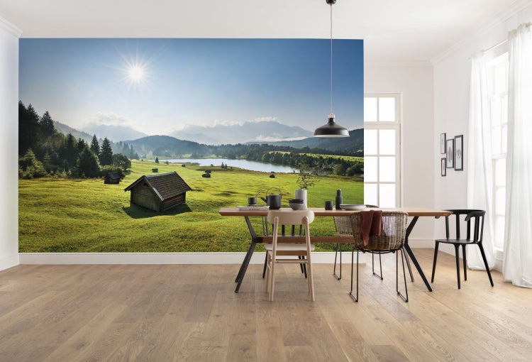 Wandbild mit Landschaftsmotiv in einem hellen Esszimmer