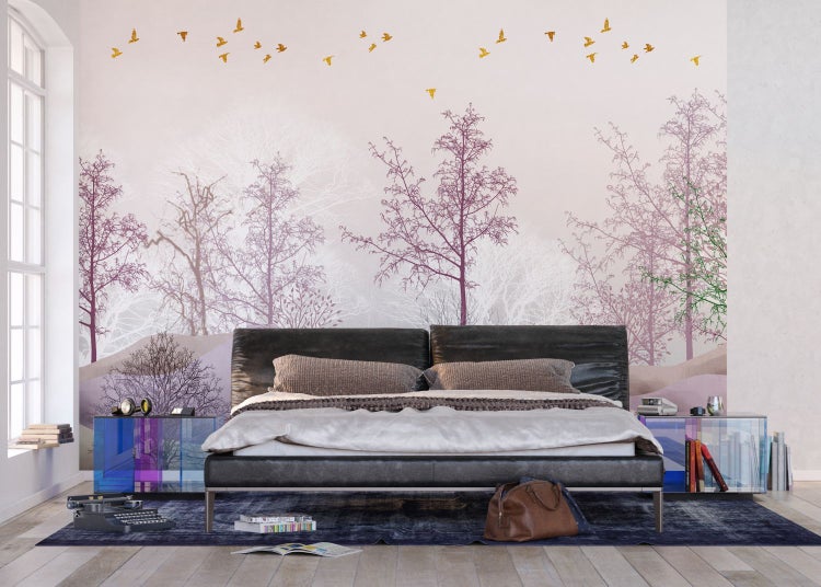 Schlafzimmer mit einem großen Bett, Nachttischen und einer Tapete mit Baummotiven.