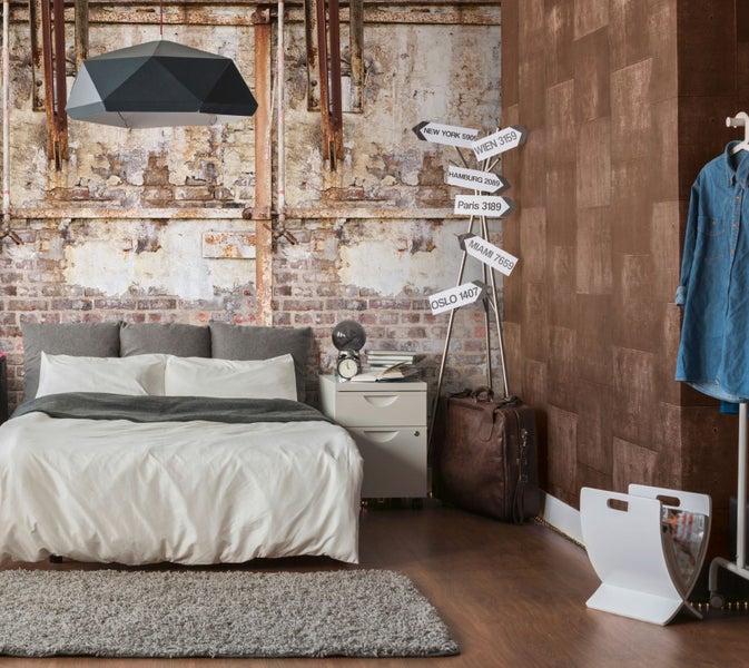 Schlafzimmer mit Bett, Nachttisch, Lampe und Dekorationsgegenständen in modernem Design