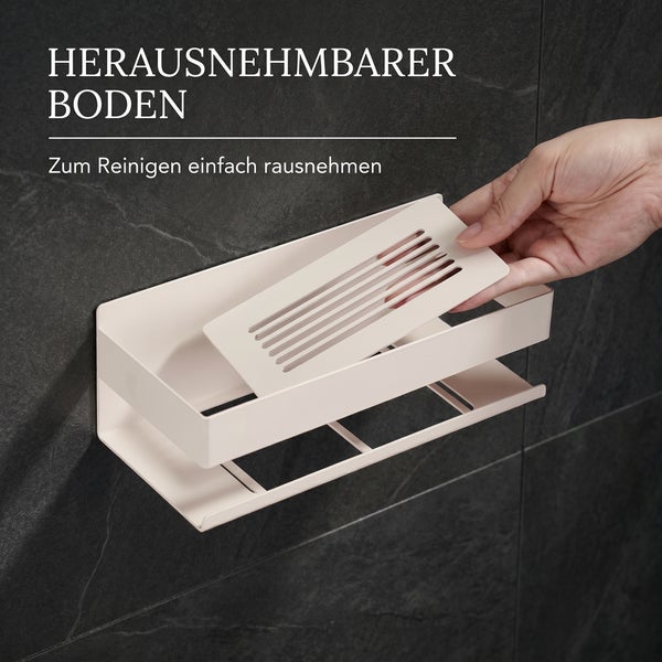 Eine Hand nimmt den herausnehmbaren Boden aus der Duschablage zur einfachen Reinigung.