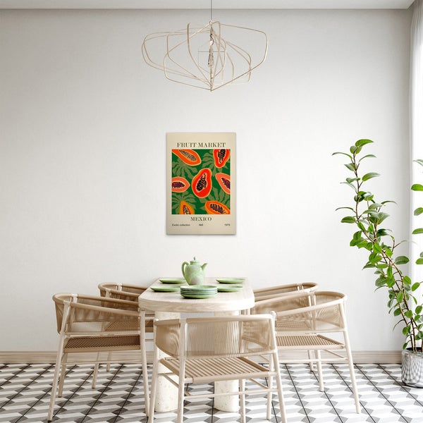 Esszimmer mit Esstisch, Stühlen und einem Papaya-Fruchtmarkt-Poster