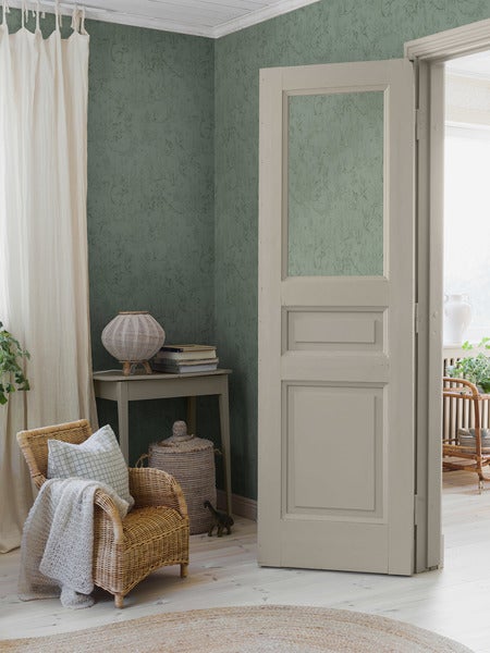 Kinderzimmer mit Spielzelt, Spielzeugkörben und Holzstuhl