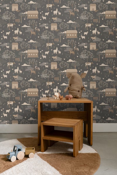 Kinderzimmer mit Tiertapete, Holzmöbeln und Spielzeugtraktor