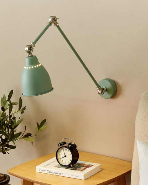 Verstellbare Wandleuchte mit Lampenschirm