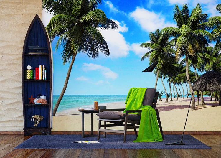 Dekorative Szene mit Strandtapete, Bootsregal, Sessel und Stehlampe für ein maritimes Ambiente