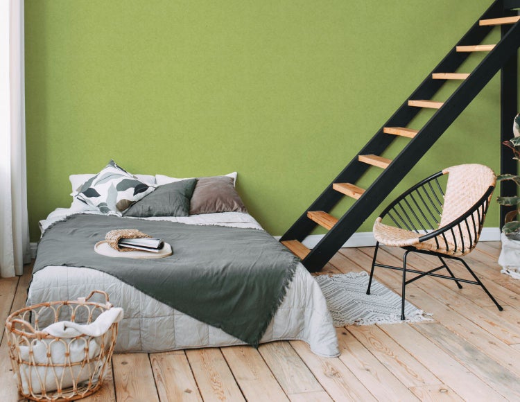 Nahaufnahme einer Lampe mit klaren Glühbirnen und Metallgehäuse