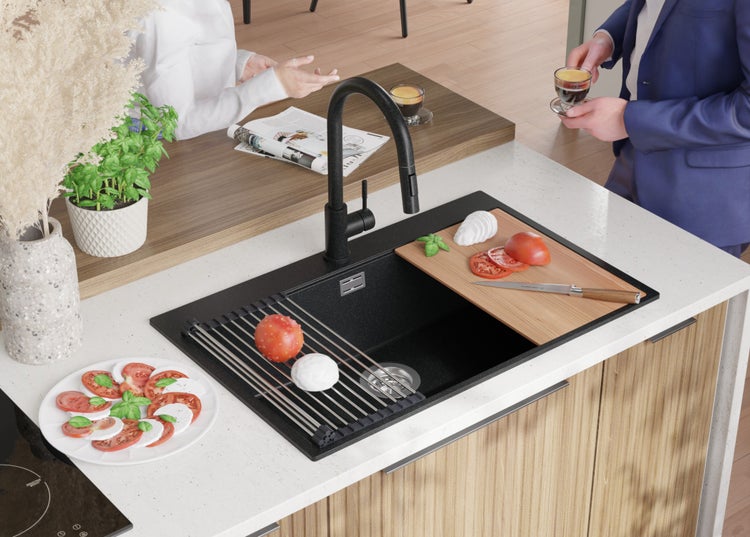 Küchenszene mit Spüle, Armatur, Schneidebrett und Lebensmitteln.