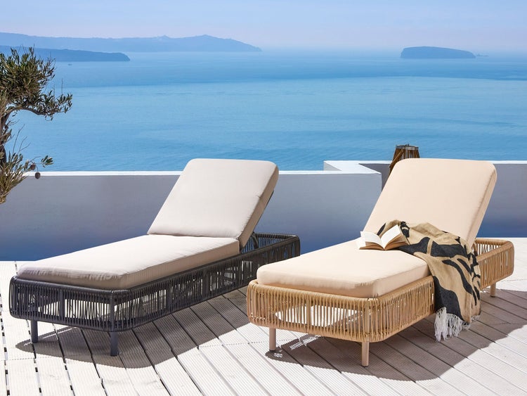 Gartenliege aus Rattan mit verstellbarer Rückenlehne und Polster