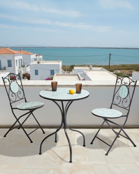 Gartenset mit Tisch und zwei Stühlen auf einer Terrasse mit Meerblick