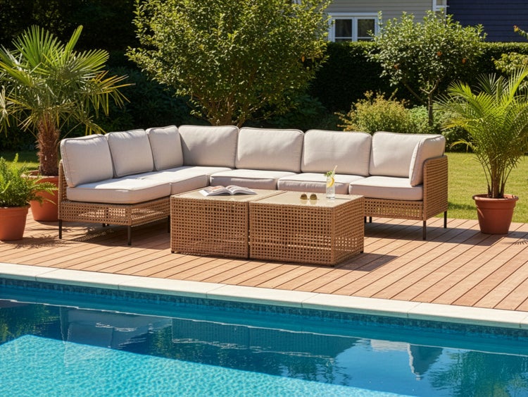 Gartenszene mit Lounge-Ecke, Couchtisch und Pool