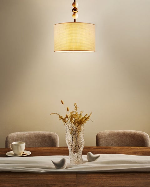 Esstisch mit Dekoration und Hängelampe
