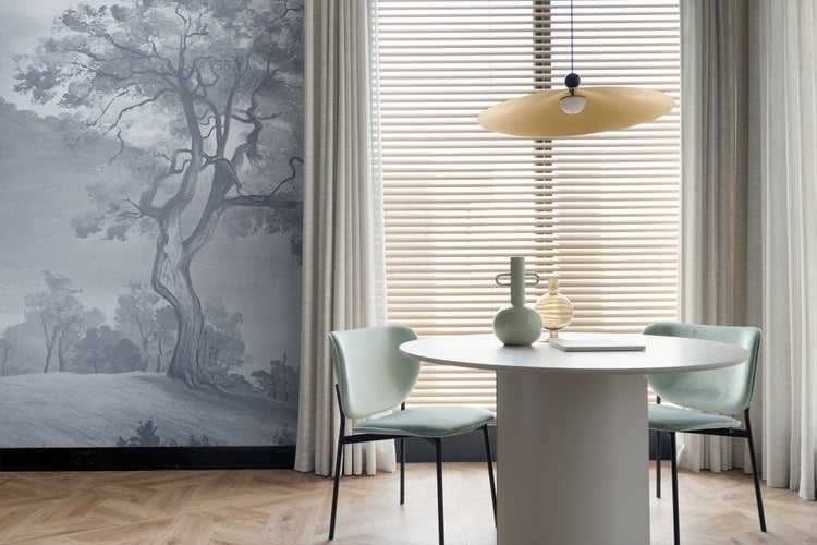 Esszimmer mit Tapete, Tisch, Stühlen, Jalousien und Pendelleuchte