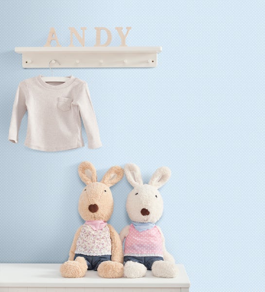 Kinderzimmerdekoration mit Stofftieren, Kleidung und Wandregal