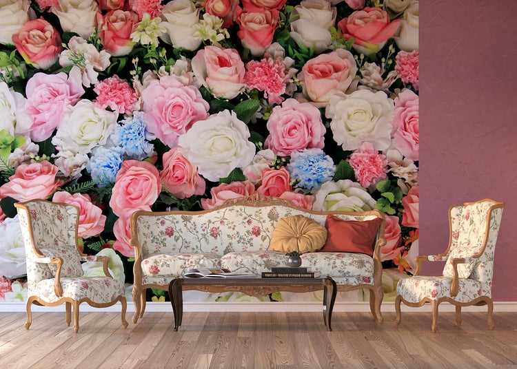 Fototapete mit Blumenmuster hinter Sofa und Stühlen in einem Zimmer