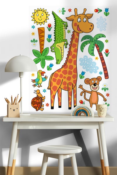 Kinderzimmer mit Schreibtisch, Stuhl und Wandtattoo mit Dschungeltieren