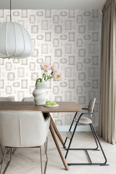 Esszimmer mit Esstisch, Stühlen und gemusterter Tapete für ein helles und organisiertes Ambiente.