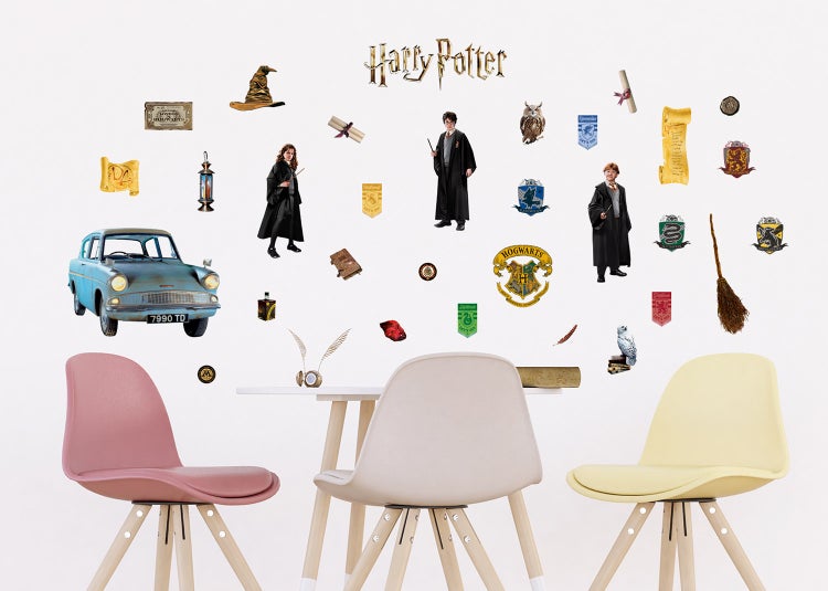 Harry Potter Wandsticker-Set mit Charakteren, fliegendem Auto und Wappen über einem Tisch und Stühlen.