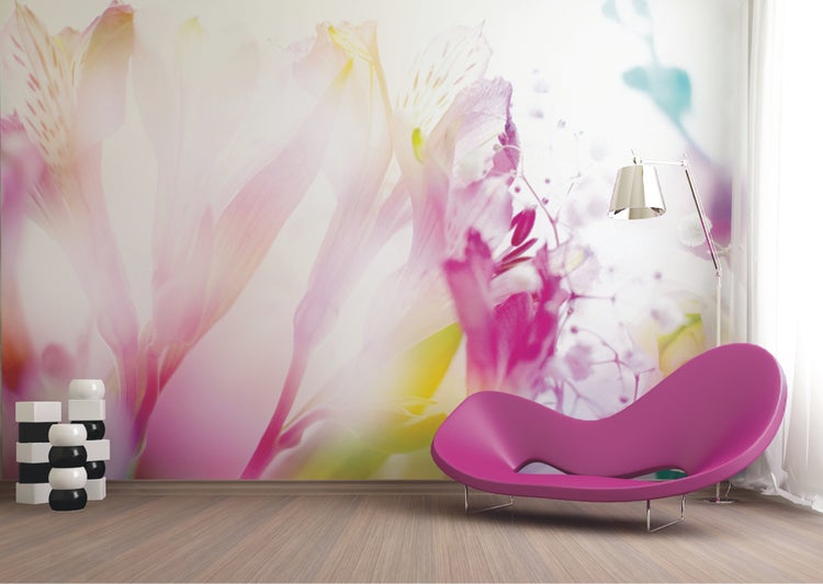 Heller Raum mit blumiger Tapete, Sessel und Stehlampe