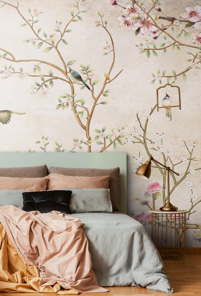 Schlafzimmer mit floraler Mustertapete, Bett und Nachttischlampe