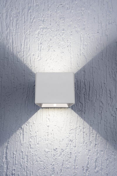 Akku-Wand-Leuchte CUBE magnetisch, ca 10 x 10 cm, aus weißem Metall, mit Bewegungssensor