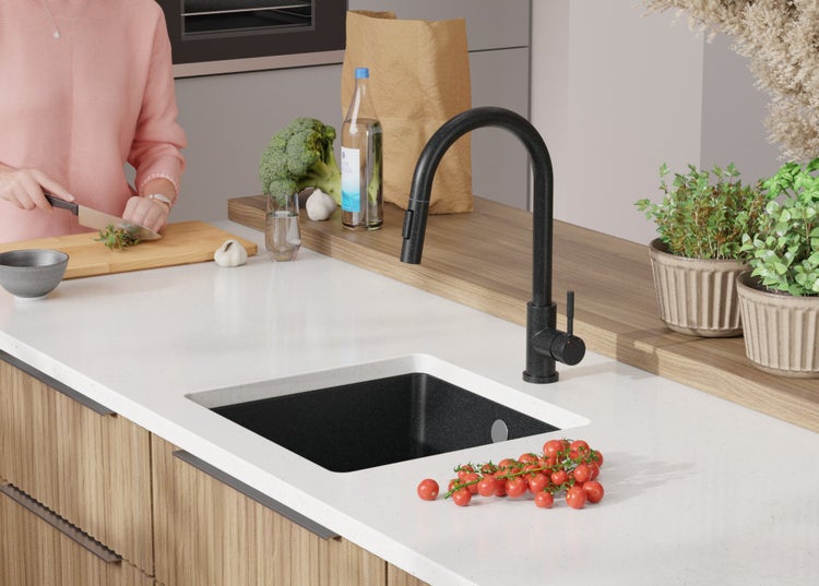 Küchenszene mit Spüle, Armatur und Lebensmitteln auf einer Arbeitsplatte