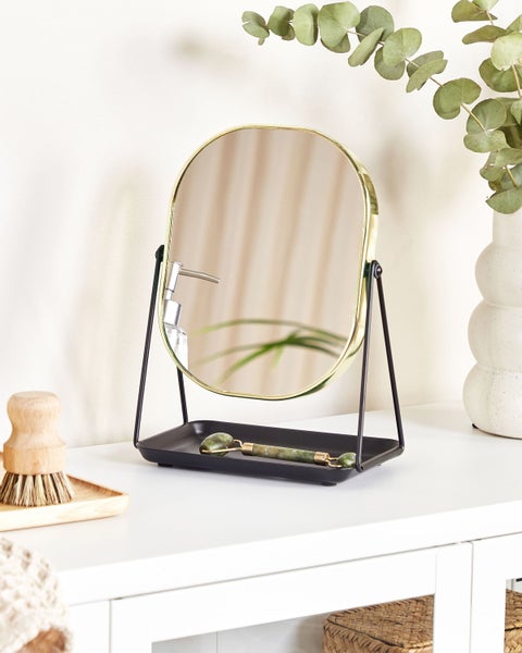 Quadratischer Standspiegel mit Ablage und Jade-Gesichtsroller auf einem Tisch