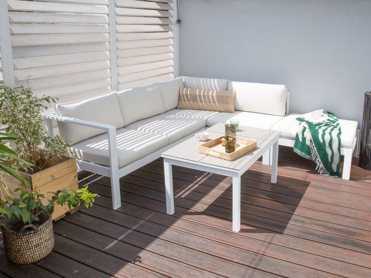 Terrassenszene mit Ecklounge, Tisch und Pflanzen