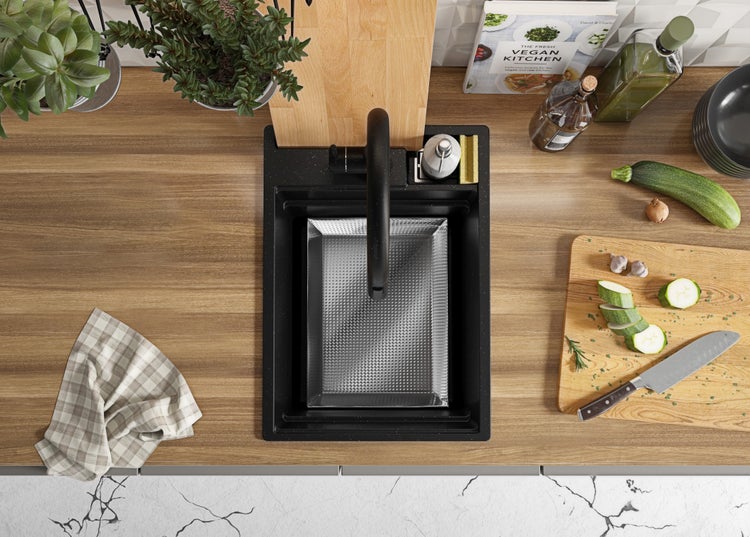 Küchenszene mit Spüle, Armatur, Schneidebrett und verschiedenen Küchenutensilien