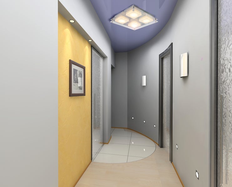 Flur mit Türen, Beleuchtung und Dekoration