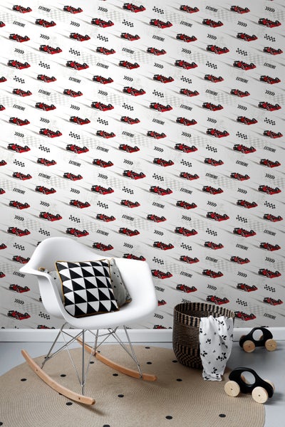 Dekoratives Zimmer mit auffälliger Tapete mit Rennwagenmotiv