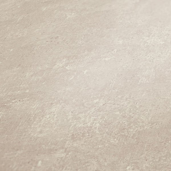 Dekoratives Interieur mit Kommode, Stuhl und Stehlampe in einem Wohnraum.