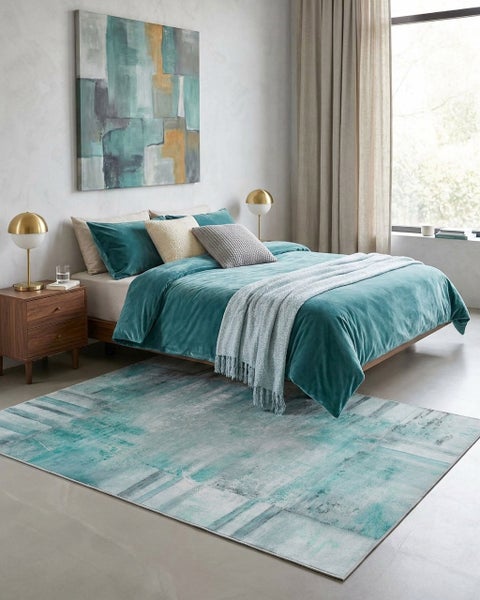 Modernes Schlafzimmer mit türkisem Samtbettzeug, abstraktem Teppich in Türkis und Grau sowie passender Wandkunst und Nachttisch aus Holz.