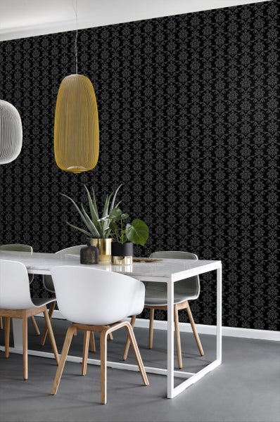 Esszimmer mit Esstisch, Stühlen, Zimmerpflanzen, Pendelleuchten und gemusterter Tapete