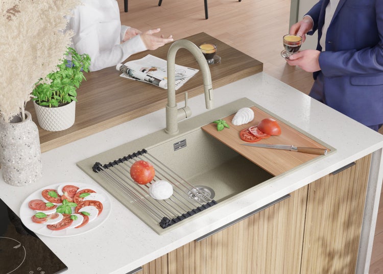 Küchenszene mit Spüle, Armatur und Lebensmitteln auf einer Arbeitsplatte