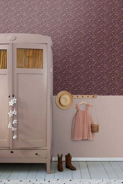 Kinderzimmer mit geblümter Tapete, Kleiderschrank und Accessoires